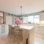 Oakville Entire House - A Place For Grown Up Getaways * Брей
