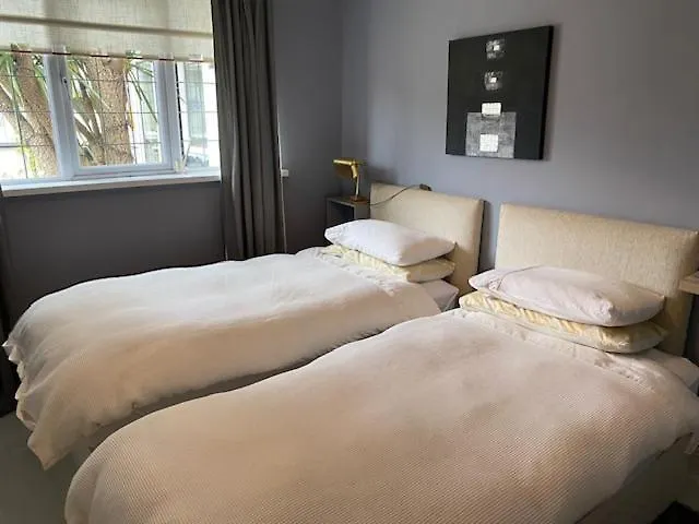 Oakville Entire House بيت للعطل